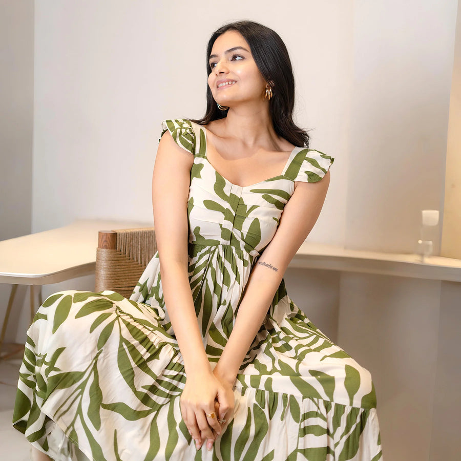 Close-up of leafy print sleeveless midi dress highlighting the sweetheart neckline and casual summer elegance.