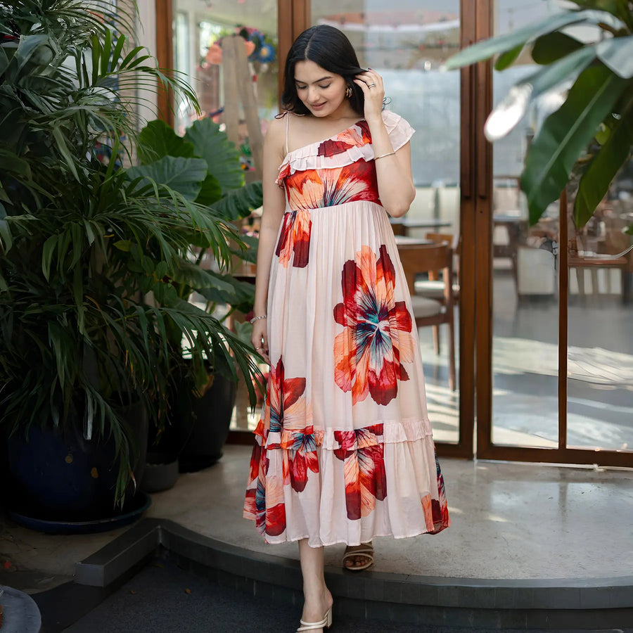 Floral summer dress with sleeveless cut and one-shoulder ruffle, a chic option for beach and vacation style.